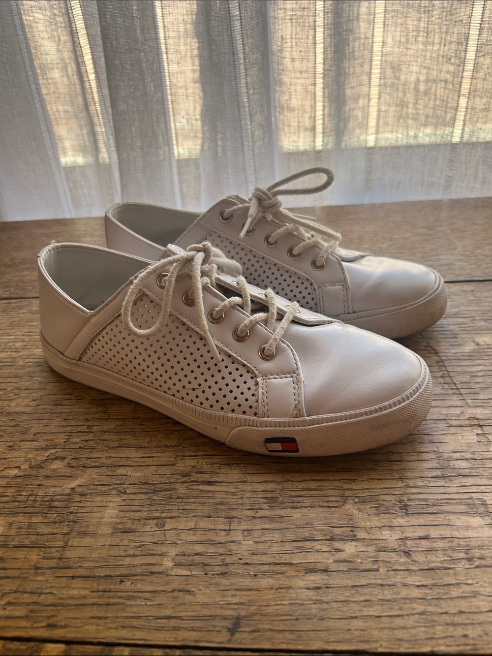 Tommy Hilfiger Women’s White Amonte Perforated Leather Women's Sneakers. Size 7.